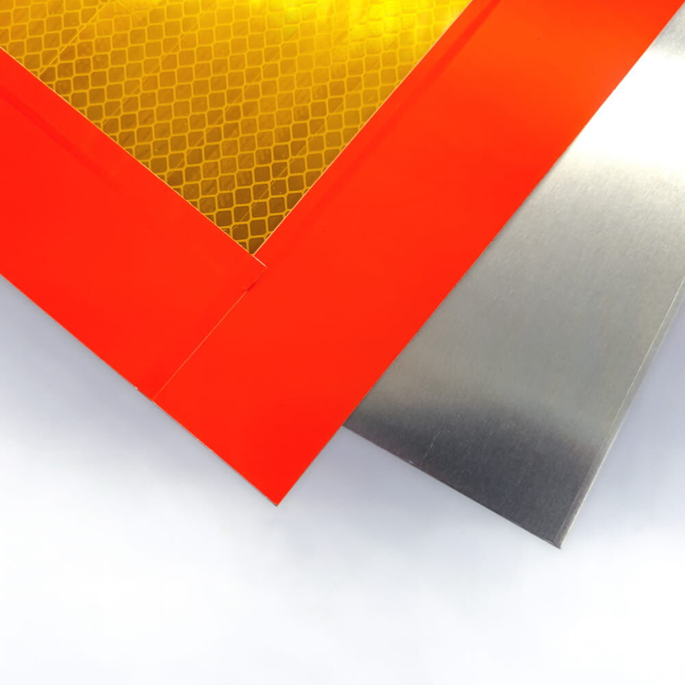 Eckdetail zeigt Folienschicht auf Alu-Träger
