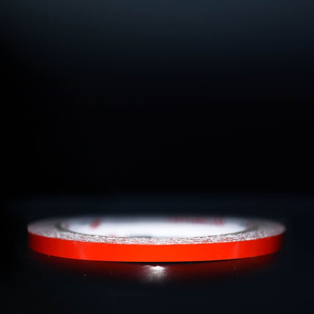 5 mm Rolle Orafol ORALITE Reflexband 5600E rot, reflektierend vor dunklem Hintergrund