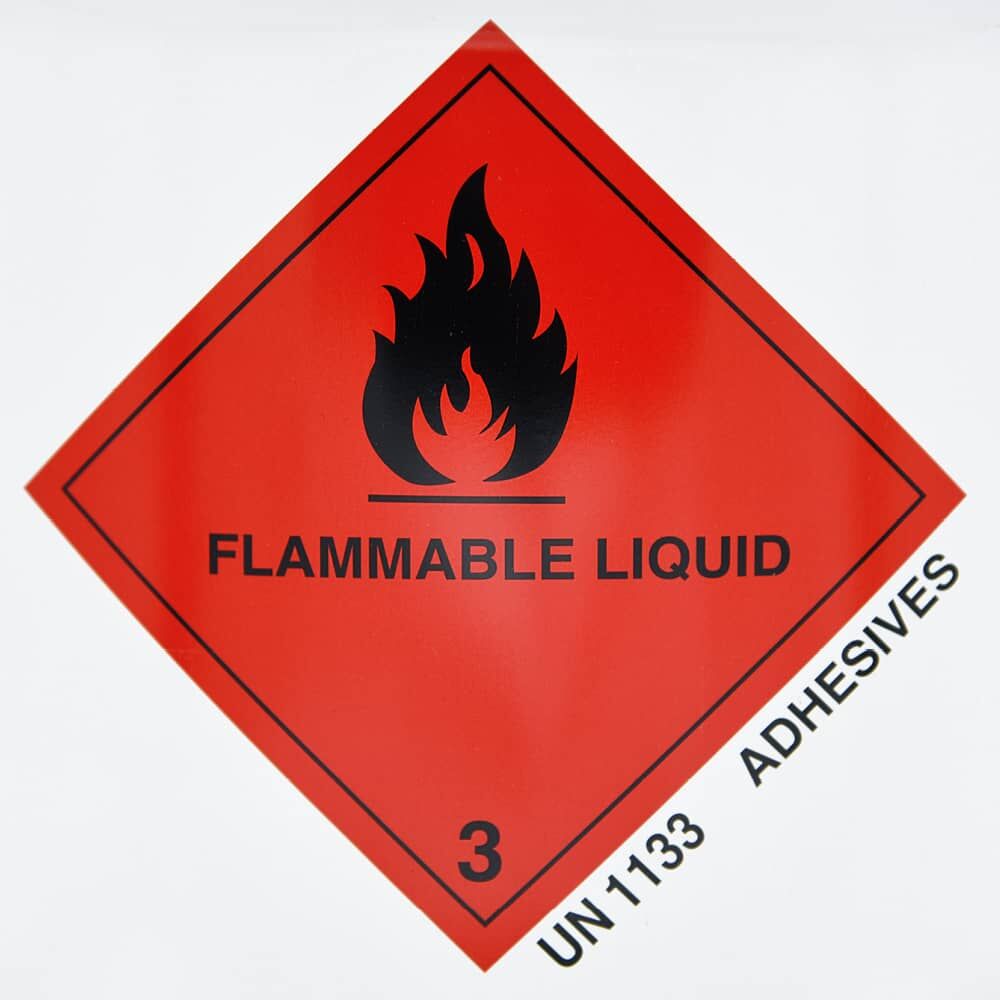 Gefahrgutlabel „Flammable Liquid“ Klasse 3 auf weißem P50-Gebinde