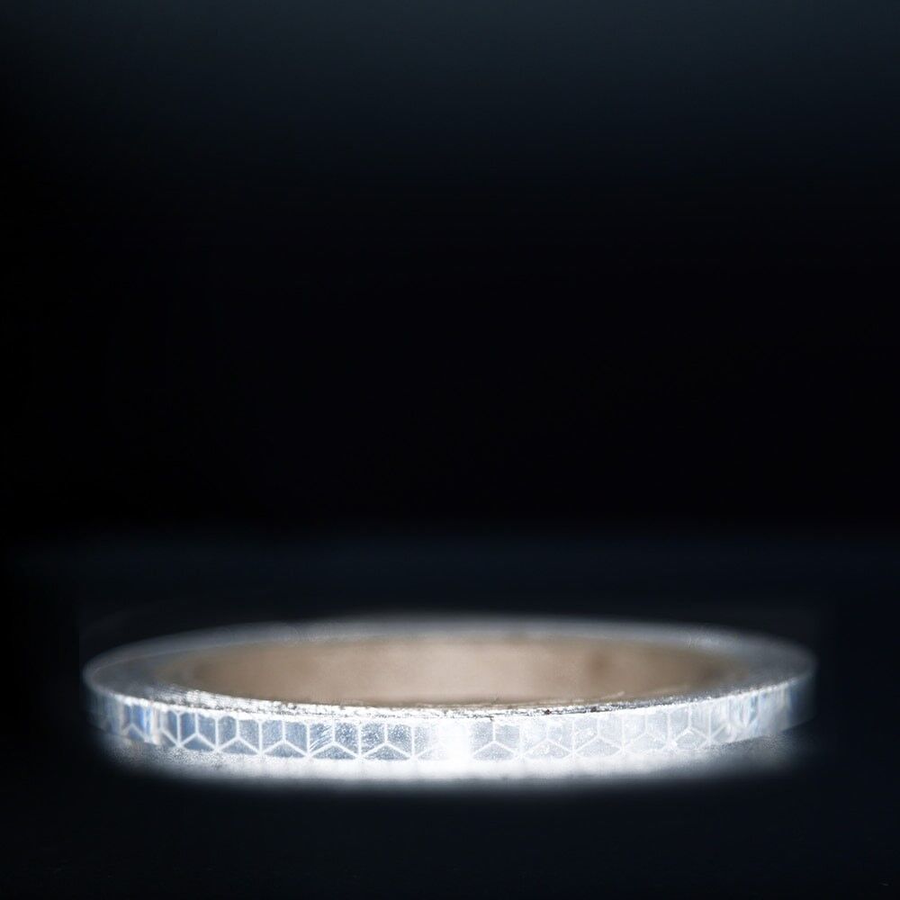 5 mm Rolle Orafol ORALITE Reflexband VC 170 weiß, reflektierend vor dunklem Hintergrund