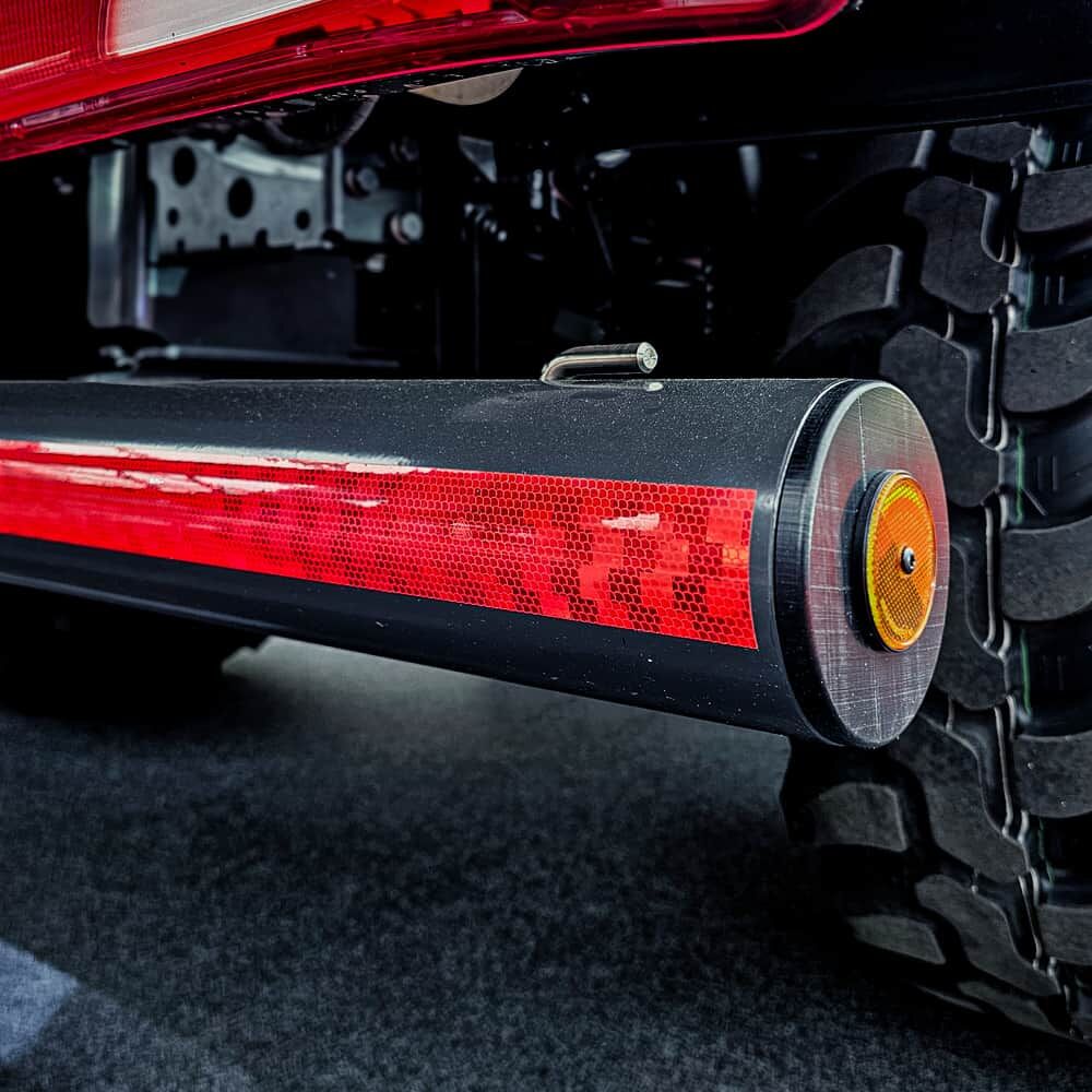 Roter V-6700B Streifen auf Heck-Schutzrohr, Tageslichtaufnahme