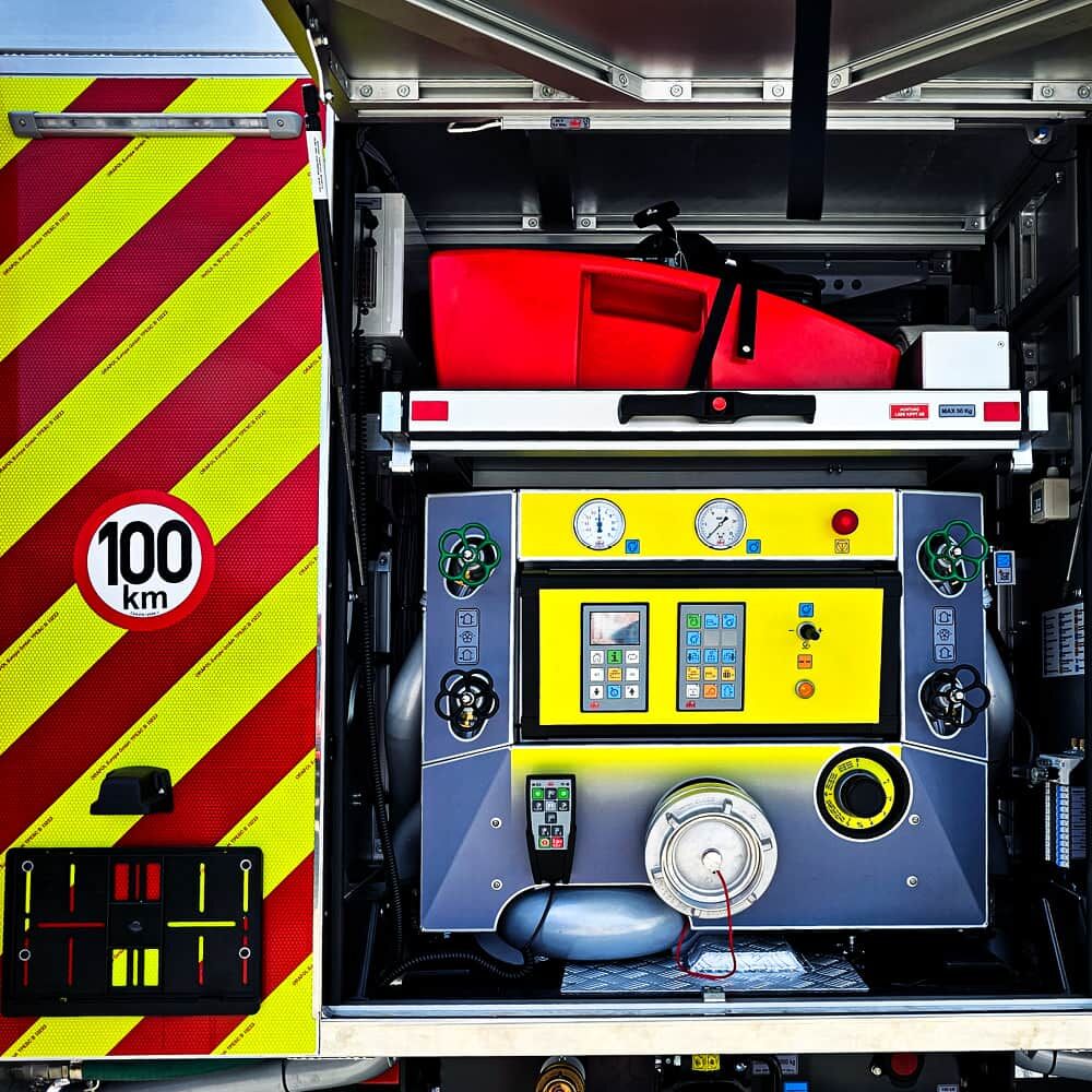 Seitenfach mit Technik und VC 612 Diagonalmarkierung rot/fluor-lime am Gerätewagen