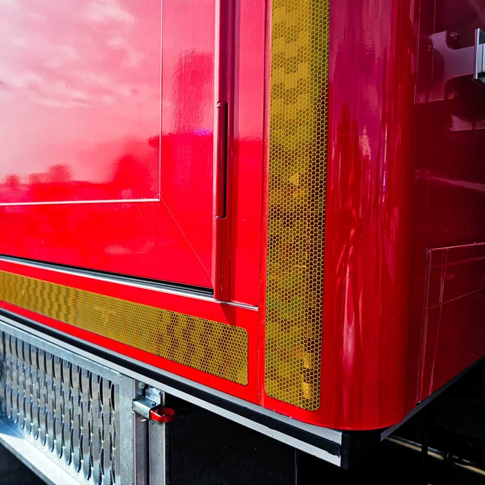 Gelbe V-6700B Kontur an Geräteraum-Tür eines Feuerwehrfahrzeugs