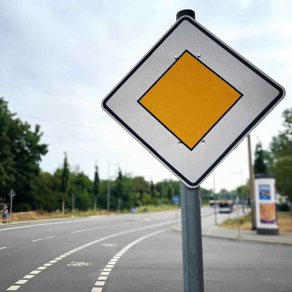 Vorfahrtstraße-Schild montiert im Straßenraum