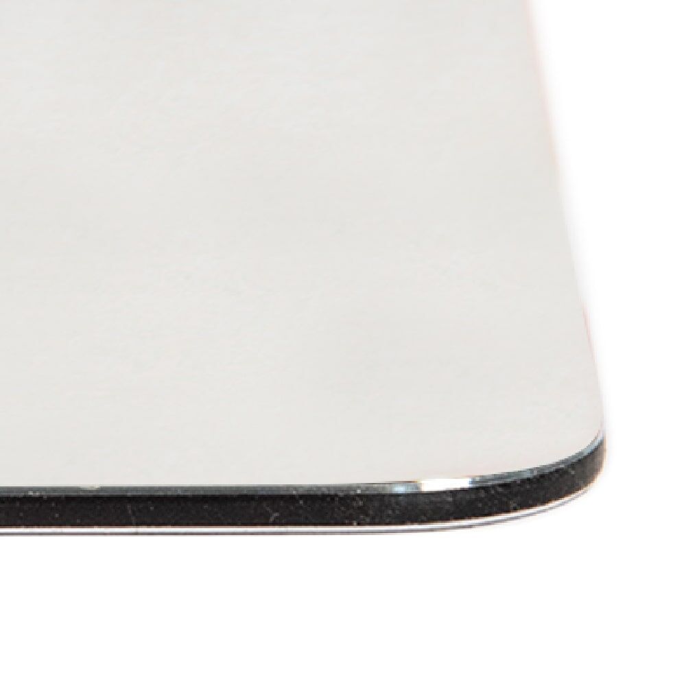 Detailaufnahme der Materialstärke des reflektierenden Parkplatzschilds aus Aluverbund