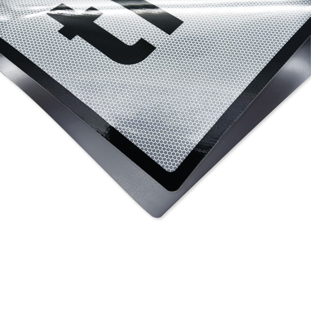 Detailaufnahme der reflektierenden Wabenstruktur an der Ecke des Schwertransportschilds