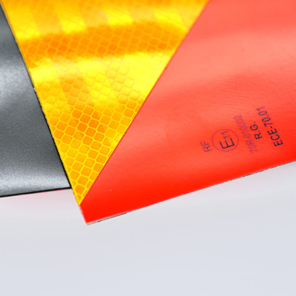 Eckdetail zeigt Folien und schwarze, magnetische Rückseite