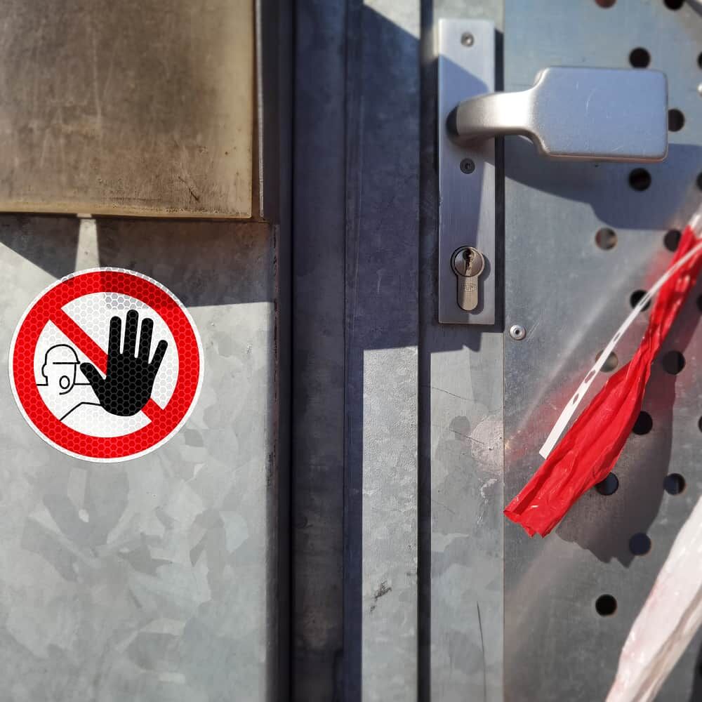 Aufkleber „Zutritt verboten“ auf Metalltür im Außenbereich gut sichtbar angebracht