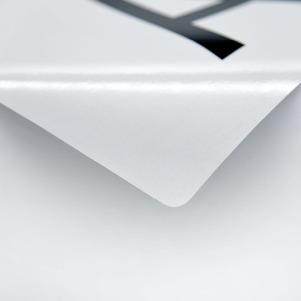 Detail: Vorderseite des permanenten A-Aufklebers, glänzende Oberfläche