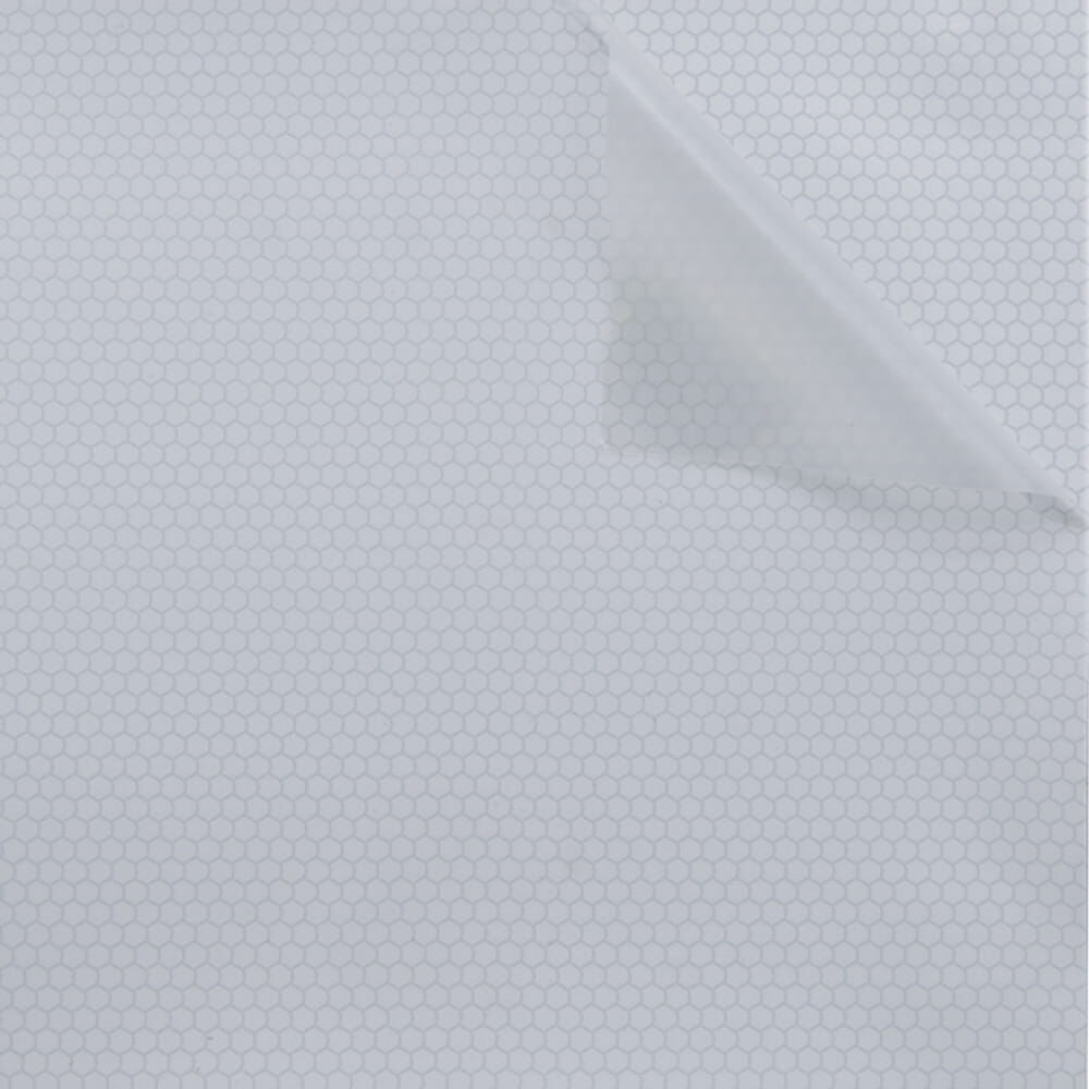 Orafol 5821 Reflexfolie mit abgelöster Ecke, Wabenstruktur gut sichtbar