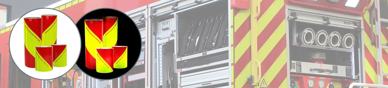 Ein Feuerwehrfahrzeug mit rot-gelber Warnmarkierung, daneben zwei Detailansichten der Kfz-Warnmarkierung bei Tag und Nacht.