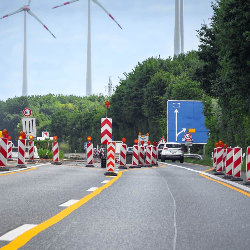 Fahrbahnteiler auf Baustelle mit 5931MCV Folie warnt und leitet Verkehr