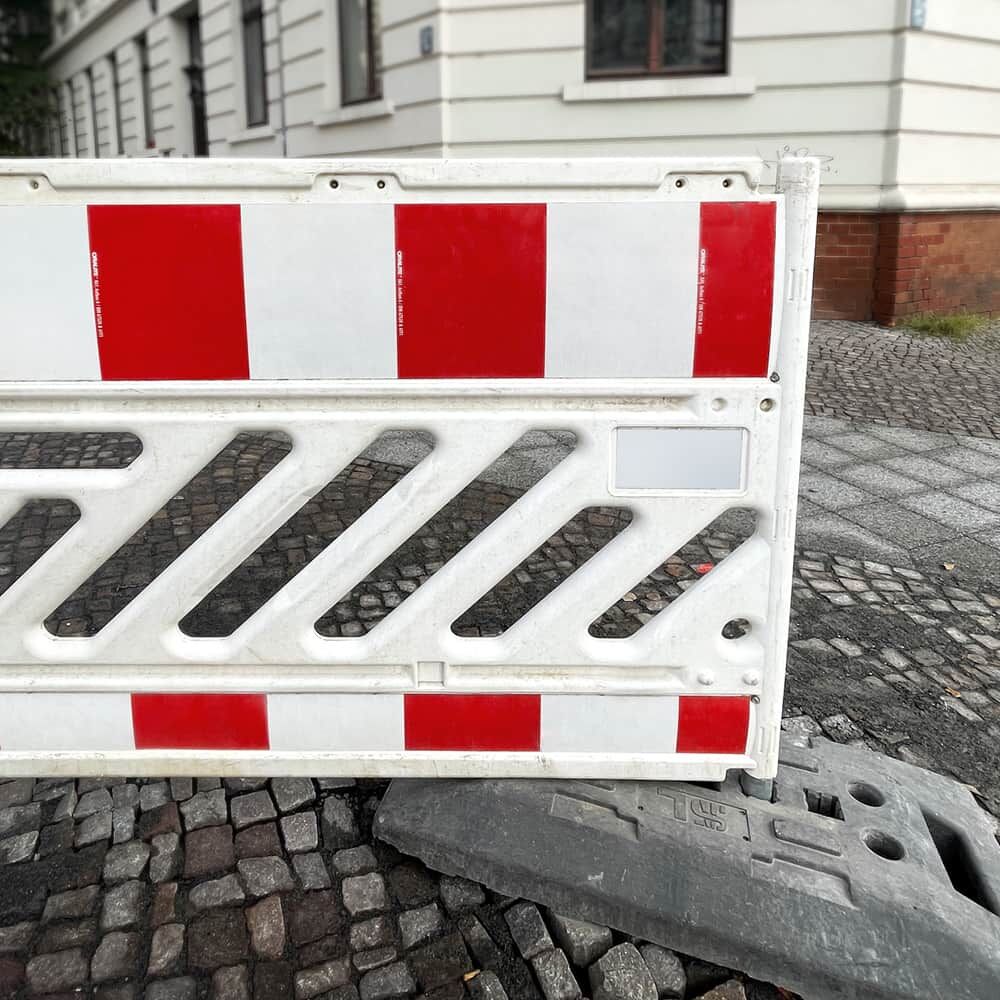 Zuschnitt RA1 auf weißer Bakenabsperrung im Baustelleneinsatz