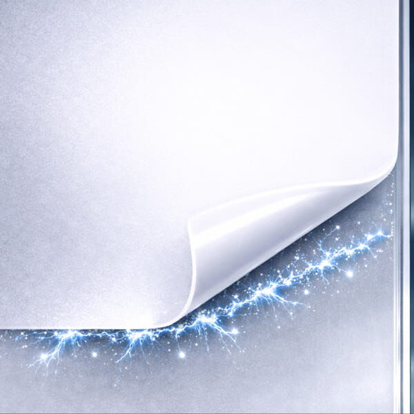 Weiße Adhäsionsfolie löst sich leicht von glatter Oberfläche