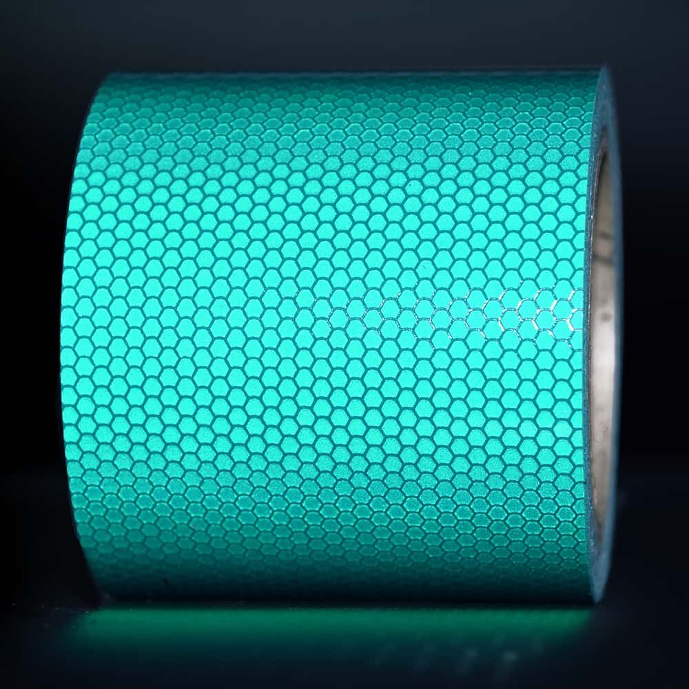 100 mm Rolle Orafol ORALITE Reflexband 5810 grün, reflektierend vor dunklem Hintergrund