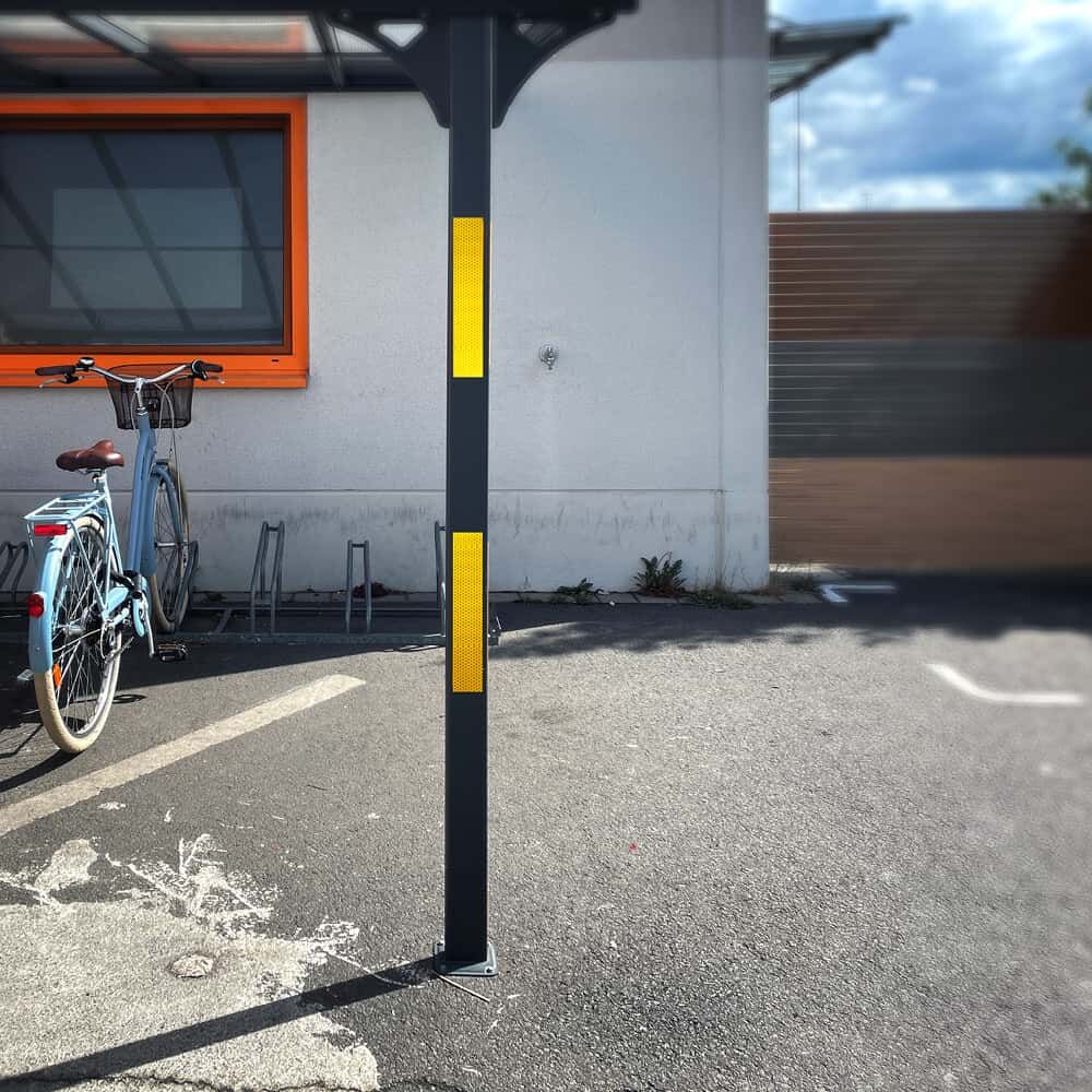 Gelbes 3M 823i Reflexband markiert Stahlstütze eines Carports
