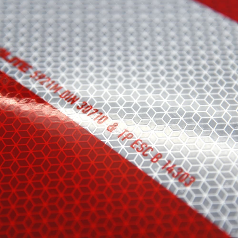 Detail: Aufdruck „ORALITE 5921M“ auf reflektierender Oberfläche