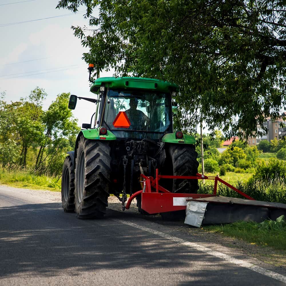 Warntafel ECE 69 für langsam fahrende Fahrzeuge an Heckscheibe eines Traktors angebracht