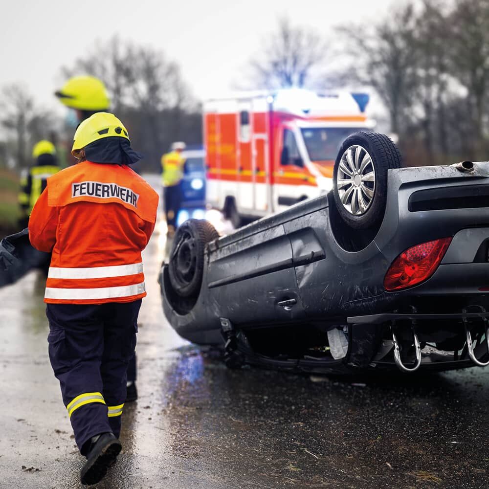 Feuerwehrjacke mit 3M Scotchlite 9945 Reflexstreifen am Unfallort mit überschlagenem Pkw