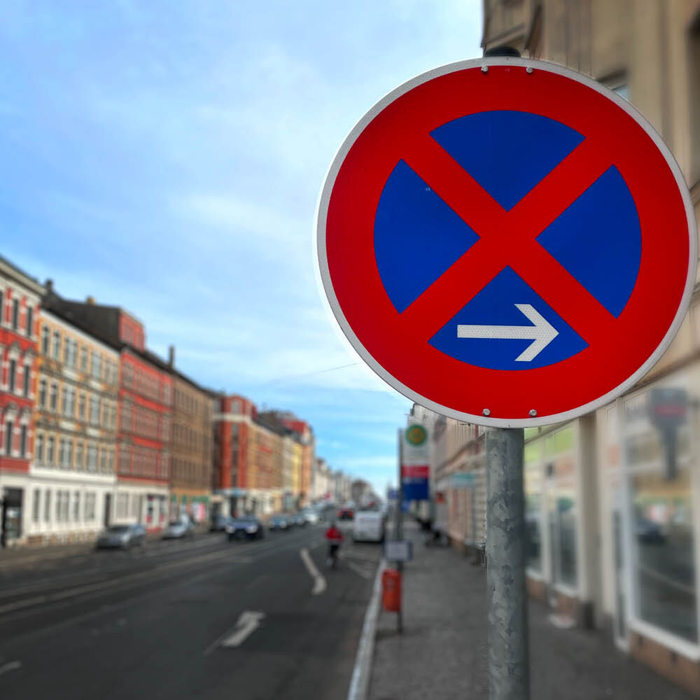 Haltverbotsschild am Mast angebracht, Straße im Hintergrund