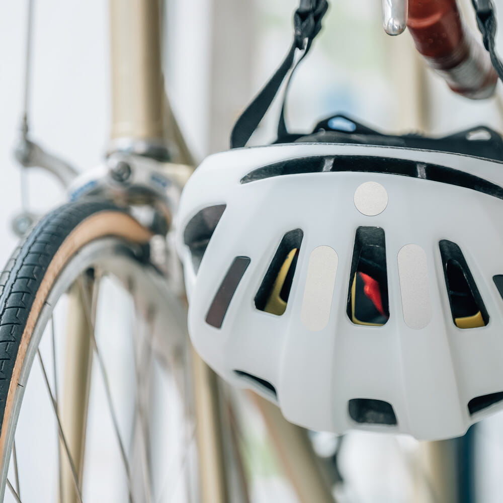Reflexsticker Kreise und Streifen auf Fahrradhelm zur Sichtbarkeit im Verkehr