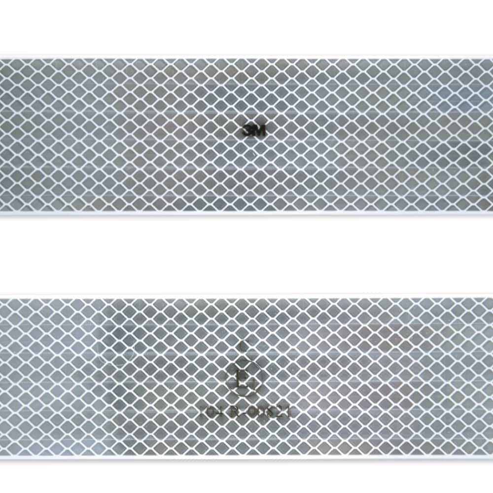 Nahaufnahme eines 3M 983 Band: 3M-Logo und Prüfzeichen im Wabendesign