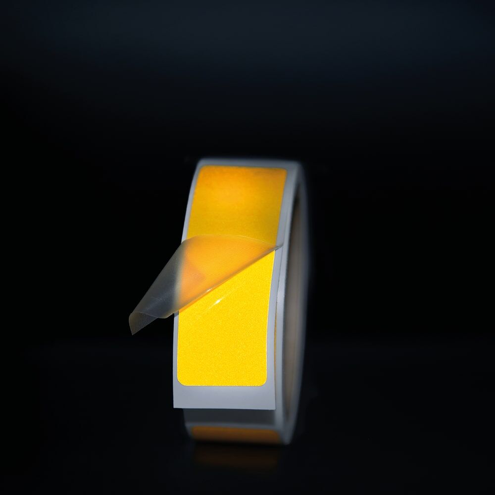 Reflektierendes gelbes Segment auf dunklem Hintergrund