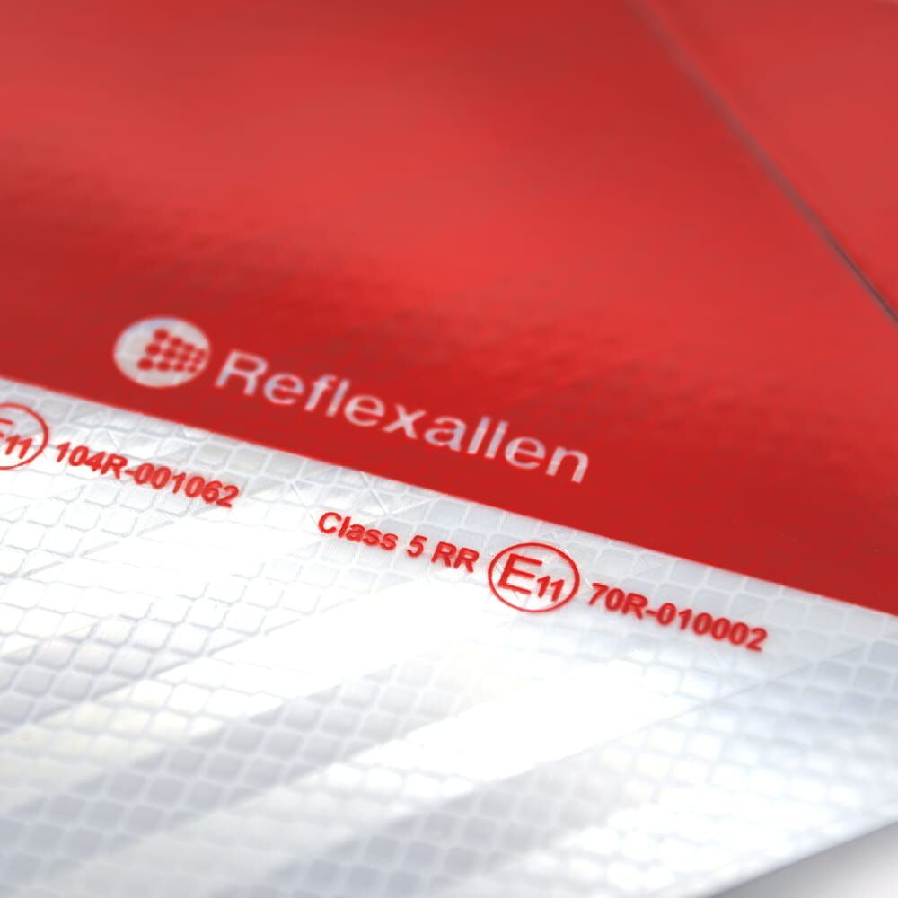 Detail der Reflexfolie mit „Reflexallen“-Logo und E11-Kennzeichnung