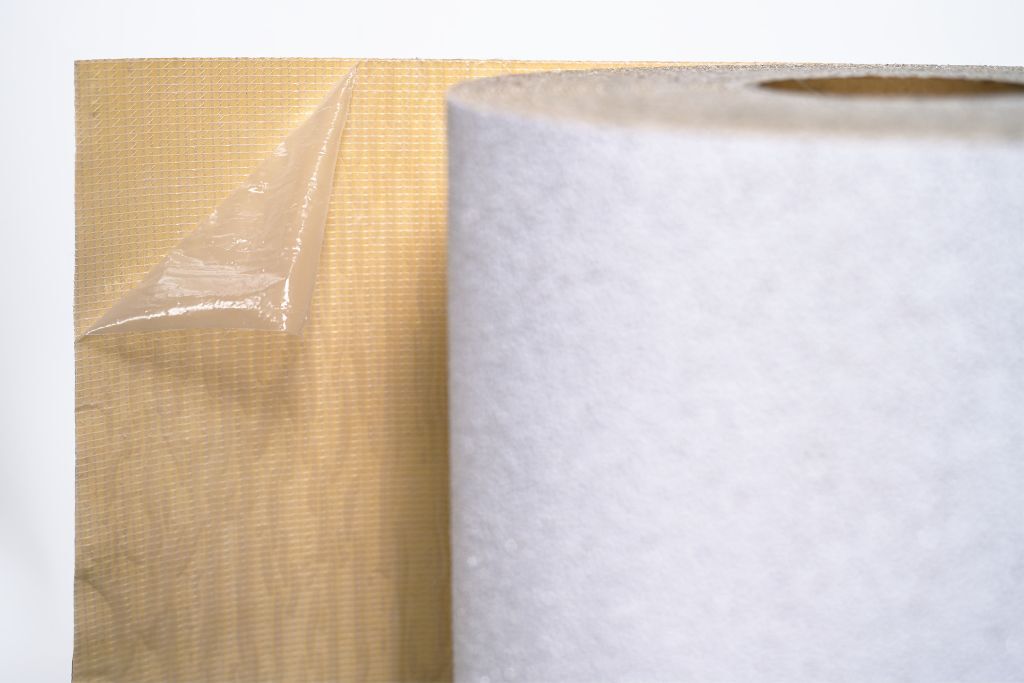 Brite-Line Bodenmarkierungsrolle mit weißer Oberfläche und freigelegter Rückseite