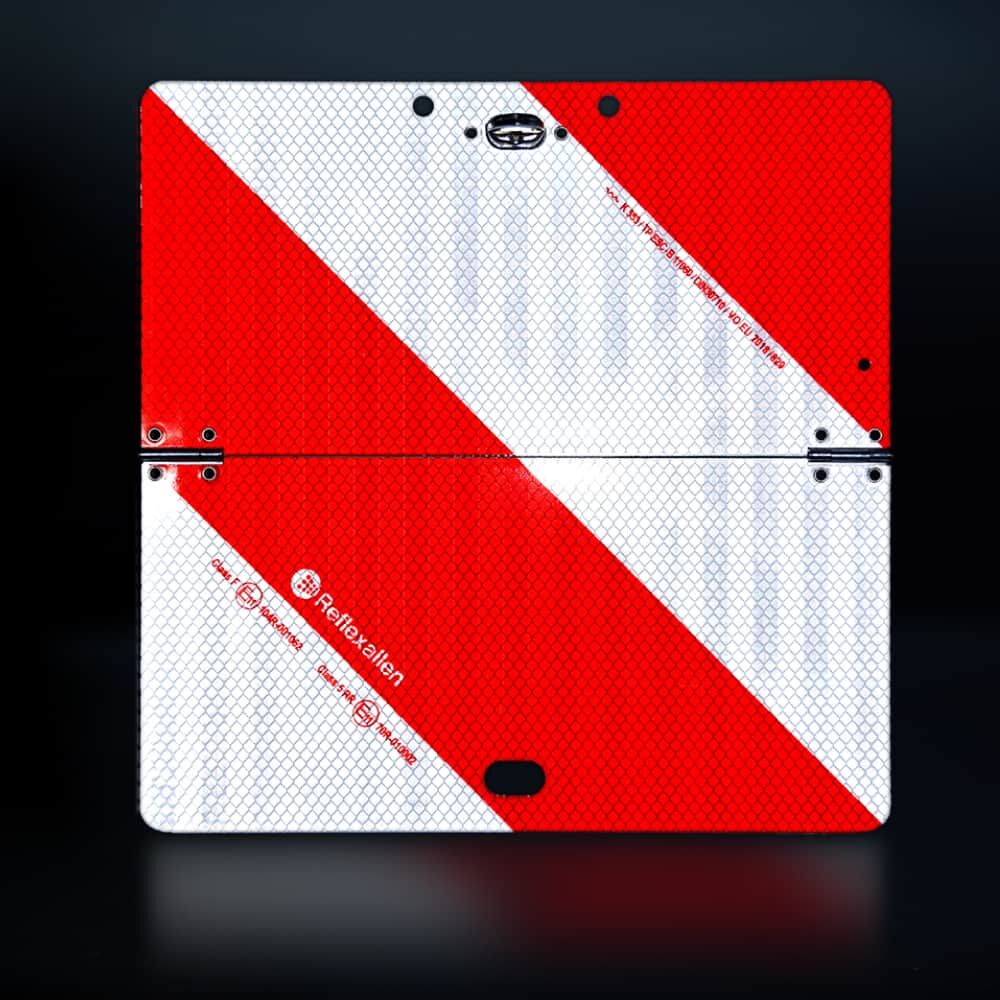 Reflektierende rechtsweisende Parkwarntafel bei Nacht