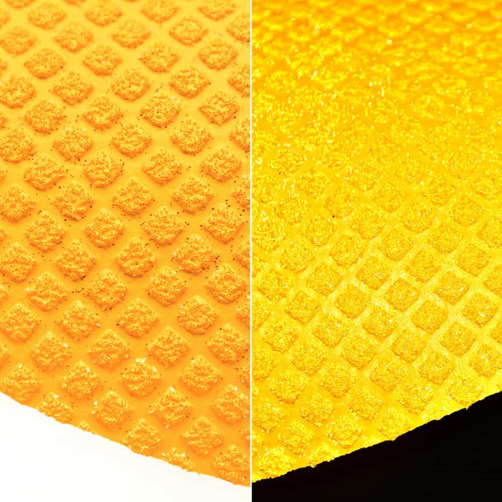 Vergleich der mikrostrukturieren Oberflächen im normalen Licht und mit Reflexion