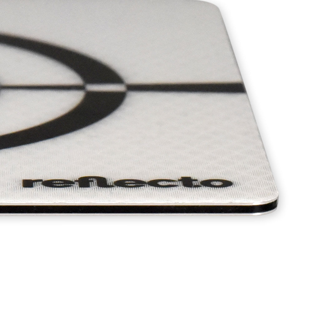 Detailansicht der Aluminium-Verbundplatte mit reflektierender Oberfläche und Logo