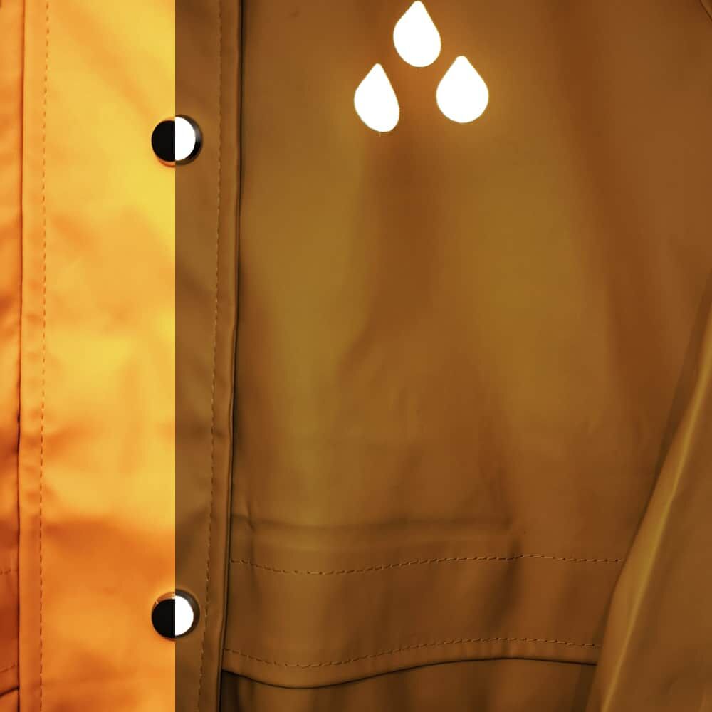 Gelbe Jacke mit drei glänzenden Metallic-Tropfen-Stickern für bessere Sichtbarkeit