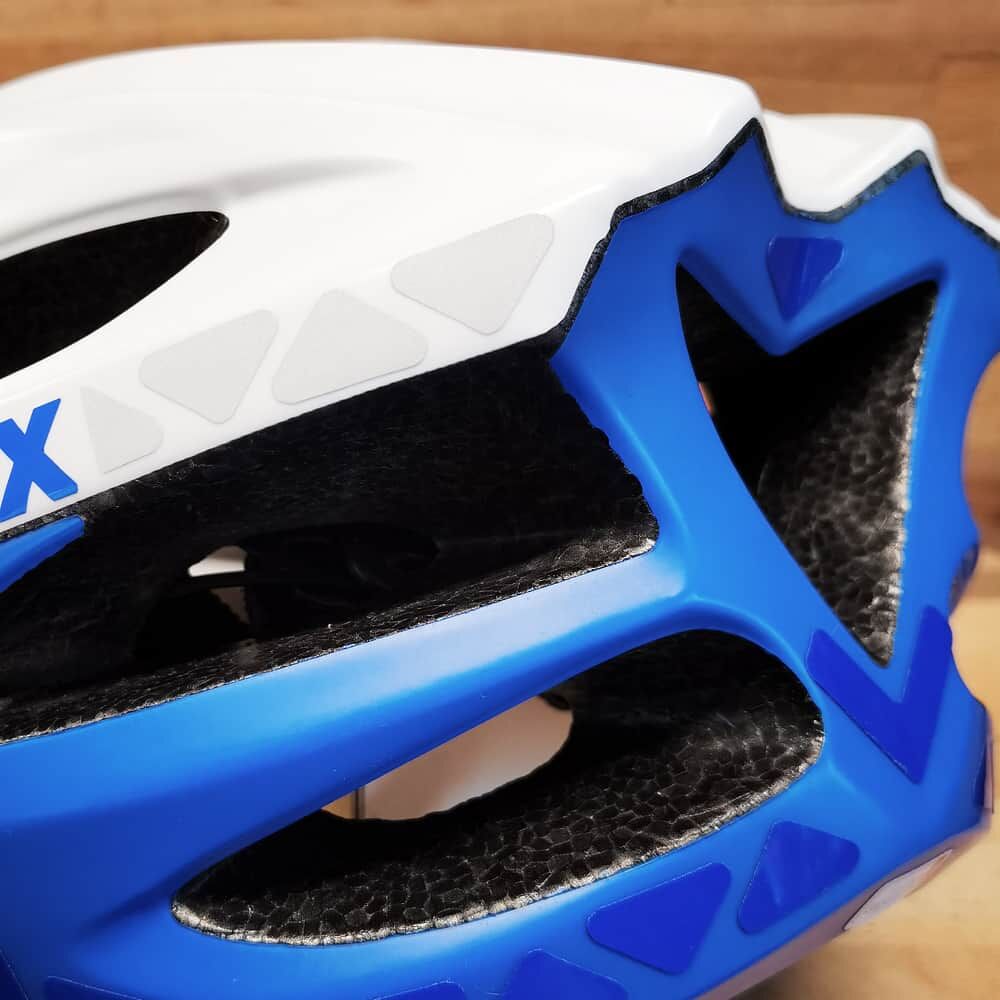 Reflexsticker Light Winkel auf Fahrradhelm in Weiß und Blau