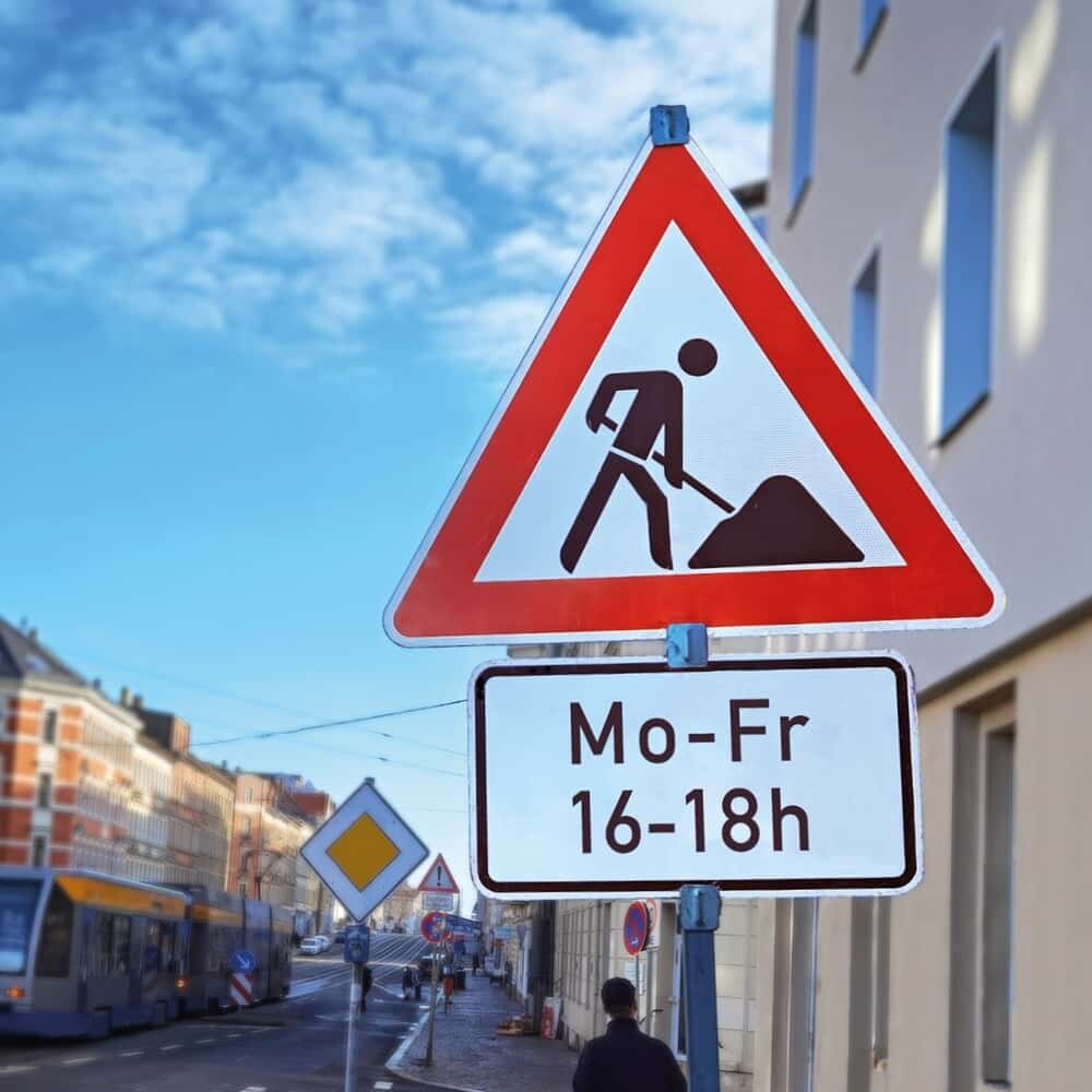 Anwendungsbeispiel für Verkehrszeichen mit Arbeitsstelle und Overlay für zeitl. Beschränkung Mo - Fr
