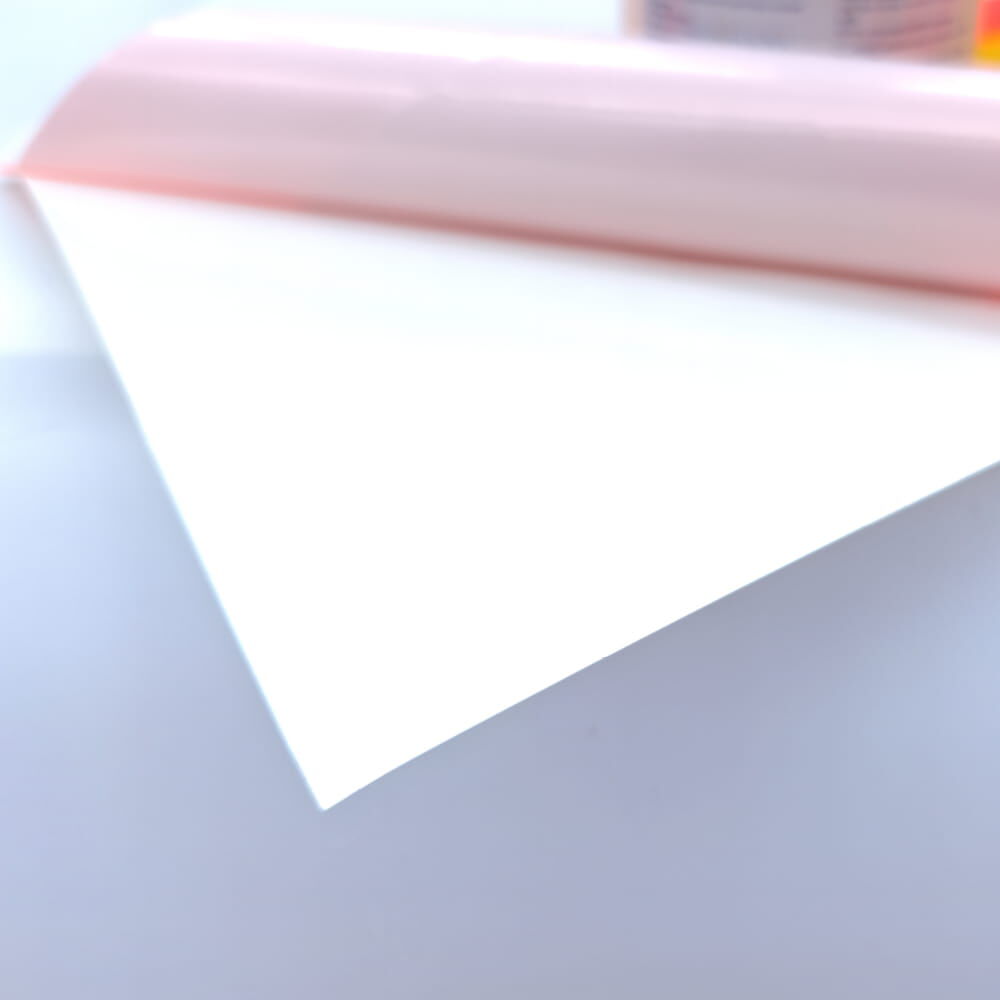 Eckdetail zeigt abgezogene, selbstklebende Folie und Trägerpapier