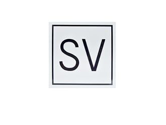 Das Bild zeigt ein quadratisches Schild mit den Buchstaben "SV" auf weißem Hintergrund mit schwarzem Rahmen.