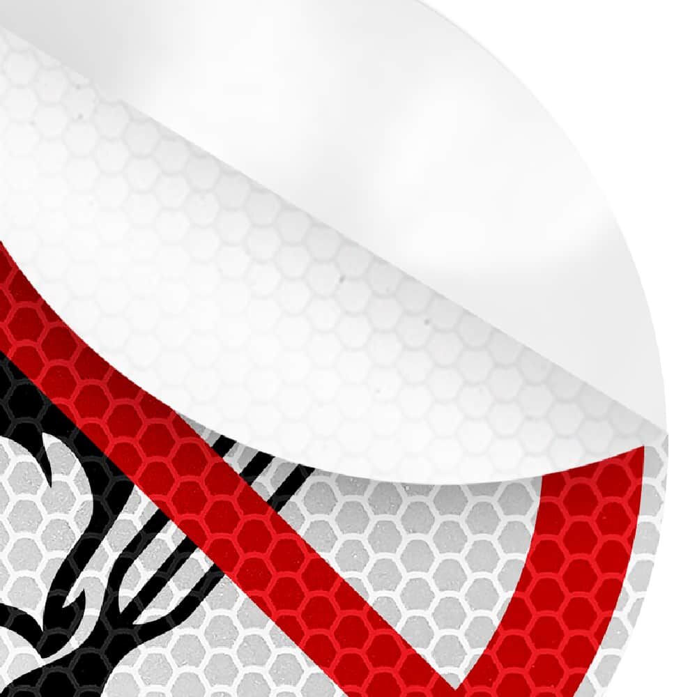 Detailansicht des abgelösten Aufklebers „Keine offene Flamme“, Wabenstruktur sichtbar