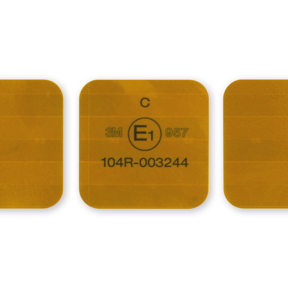 Detail 3M 957 S Segment mit E1-Prüfzeichen und Typnummer 104R-003244