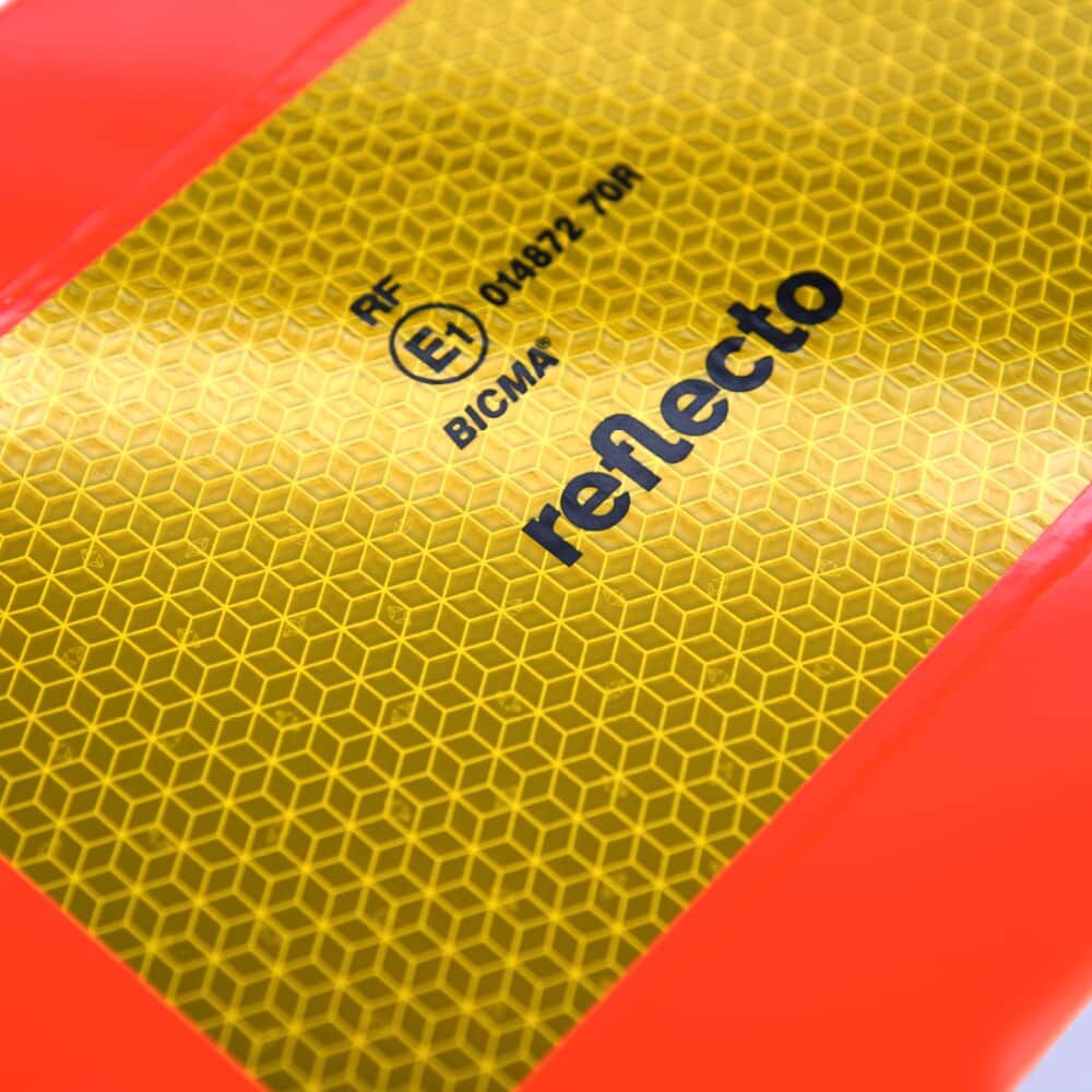Makro der Wabenstruktur mit reflecto Logo auf Heckwarntafel