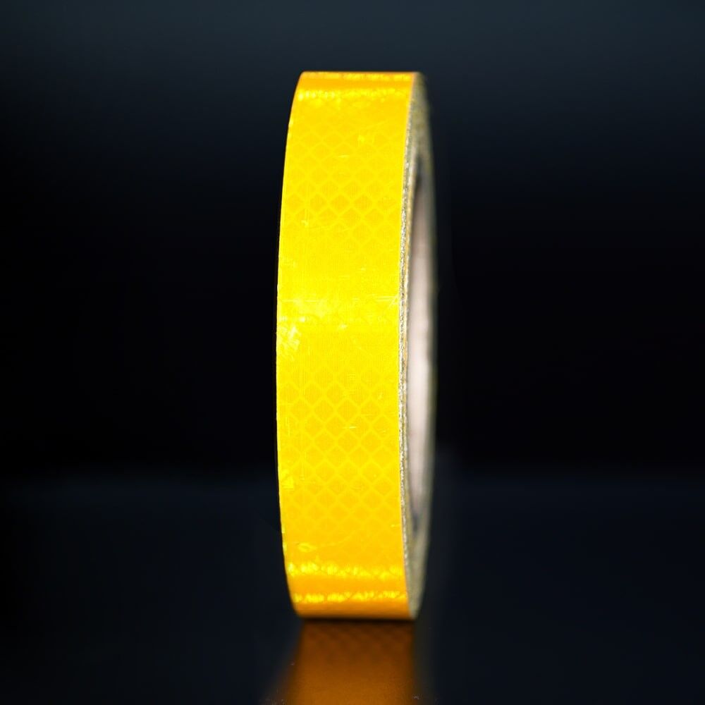25 mm Rolle 3M Reflexband 4080 Fluor-gelb, reflektierend vor dunklem Hintergrund