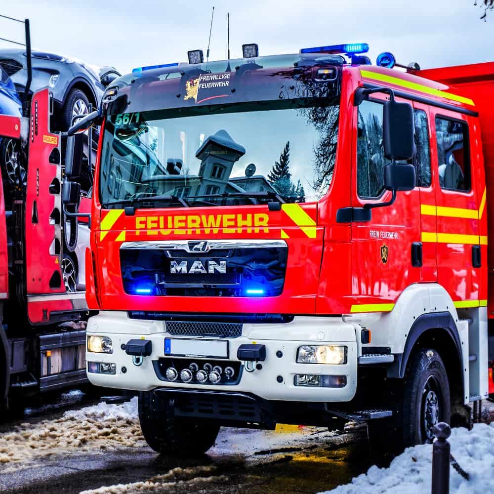 Front eines Feuerwehr-Löschfahrzeugs mit reflektierender Gelbschrift „FEUERWEHR“