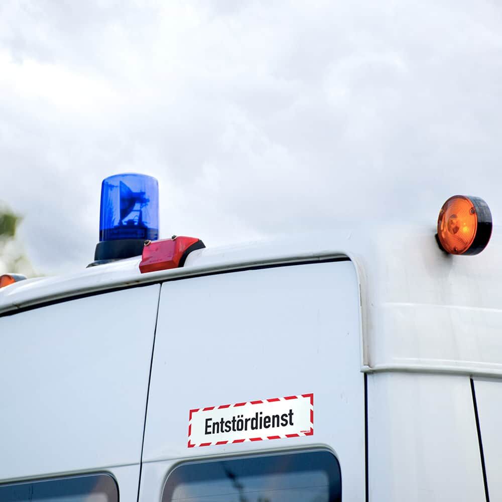 Anwendungsbild: montiertes „Entstördienst“ Hinweisschild am Heck eines Transporters