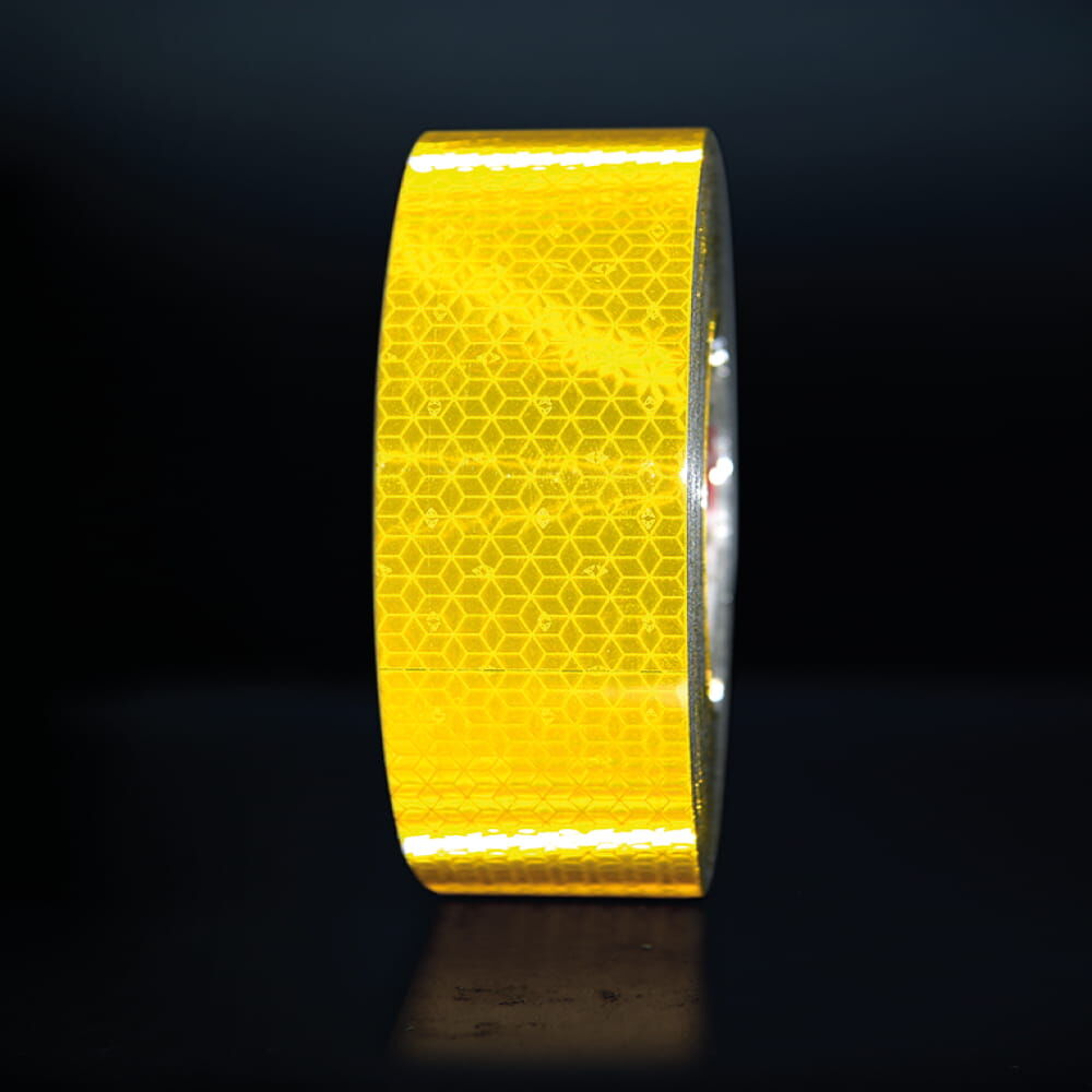 Gelbe Rolle VC 104+ CG reflektiert vor schwarzem Hintergrund