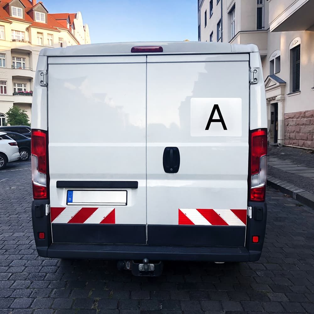 Magnetisches A-Schild auf Hecktür eines Lieferwagens in der Stadt