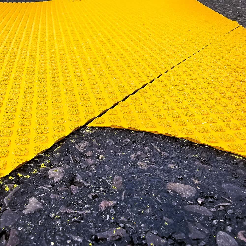 Detailansicht der genoppten 3M Stamark Oberfläche und sauberer Stoßverbindung