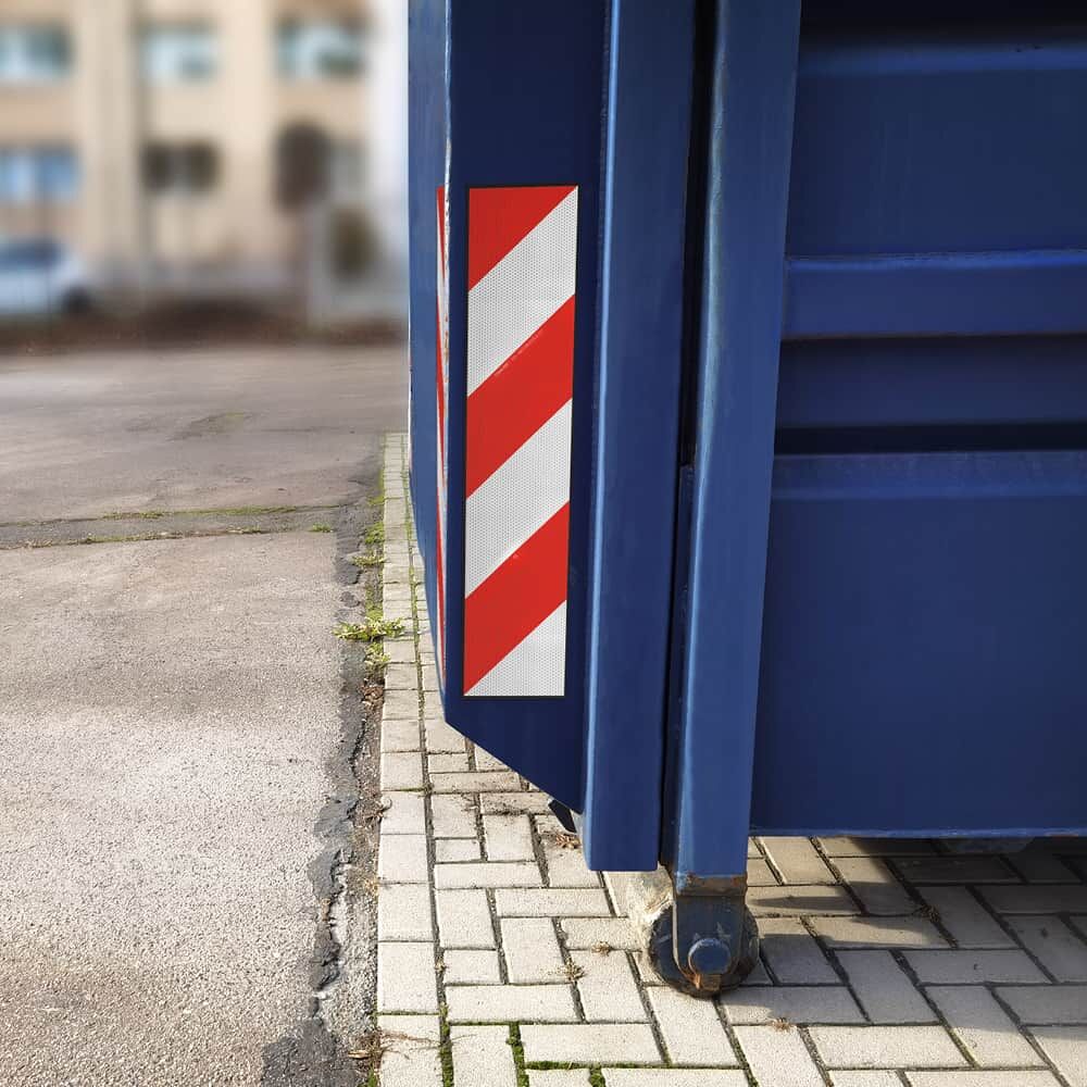 Anwendung: vertikale rot-weiße Magnetwarnung an Container-Außenecke