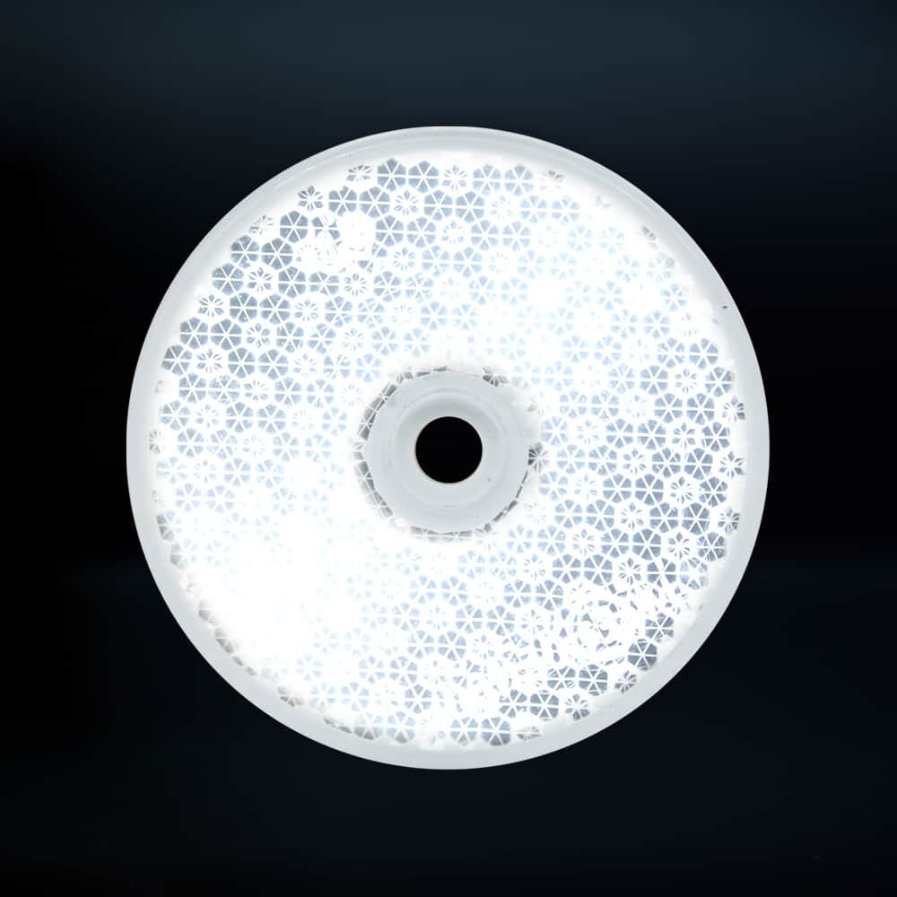 Weißer Reflektor Ø60 mm leuchtet auf dunklem Hintergrund