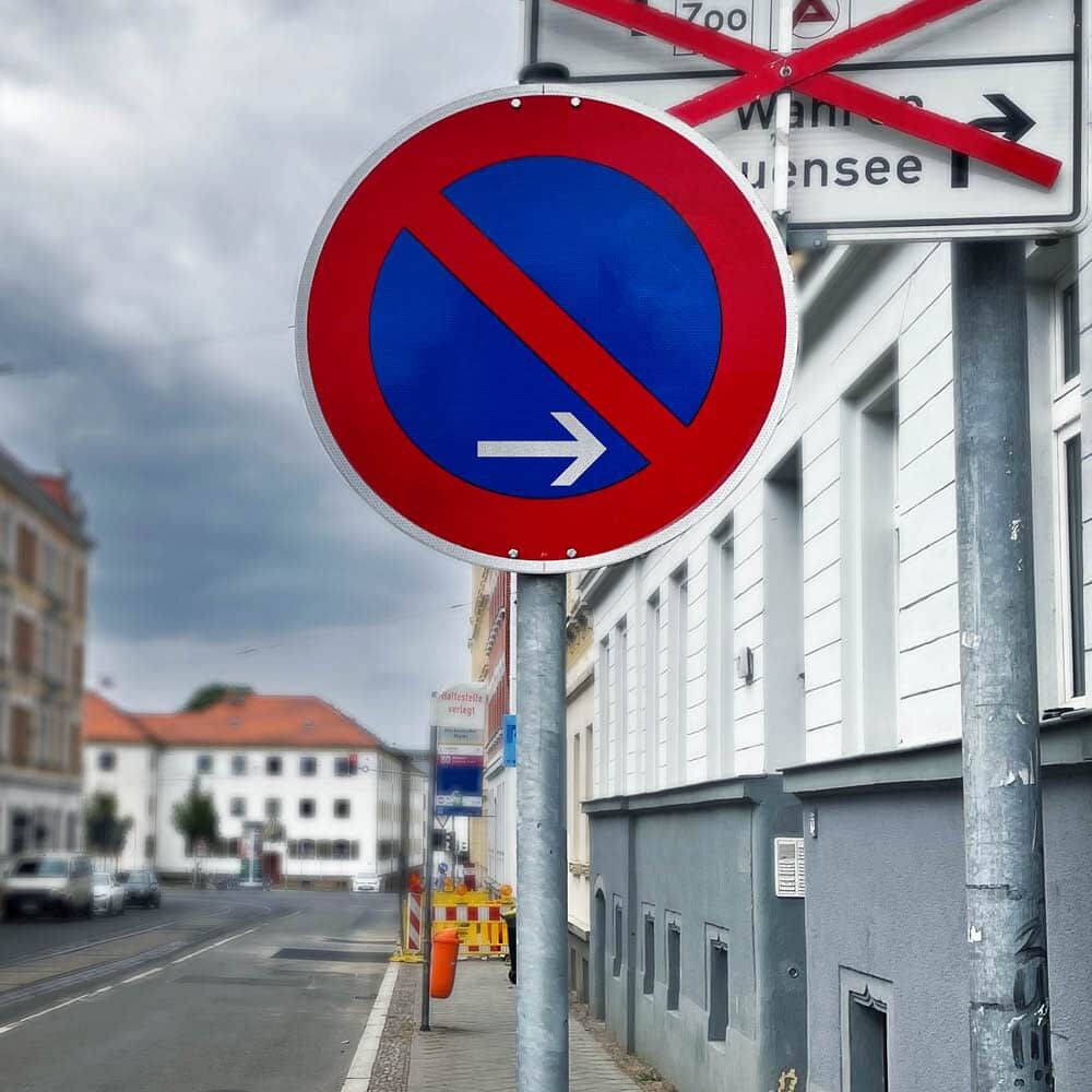 Eingeschränktes Haltverbot an Mast montiert