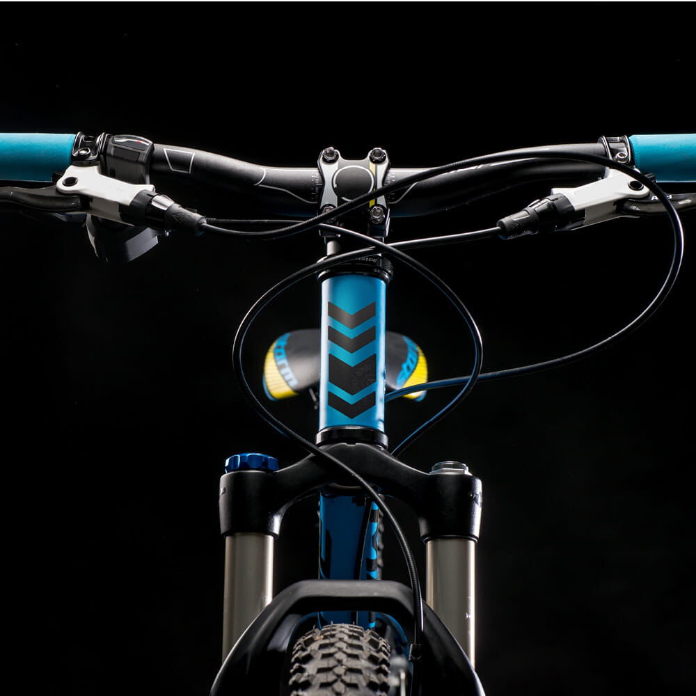 Mountainbike vor Schwarz, schwarze Pfeil-Reflexsticker am Steuerrohr